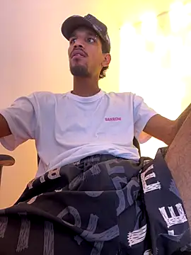 Snapshot of Miguel_bigcock chatting on 12-15-25, 02:27 Miguel bigcock online show from 12-15-25, 02:27