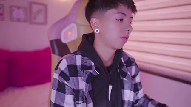 Snapshot of tommy_blue chatting on 02-19-26, 02:57 tommy blue online show from 02-19-26, 02:57