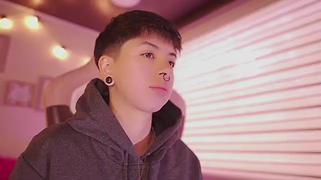 Snapshot of tommy_blue chatting on 02-25-26, 12:48 tommy blue online show from 02-25-26, 12:48