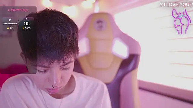 Snapshot of tommy_blue chatting on 02-27-26, 03:01 tommy blue online show from 02-27-26, 03:01