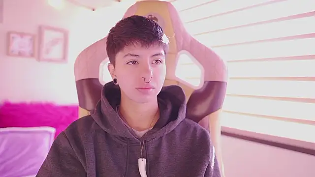 Snapshot of tommy_blue chatting on 03-03-26, 12:44 tommy blue online show from 03-03-26, 12:44