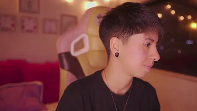 Snapshot of tommy_blue chatting on 03-05-26, 01:56 tommy blue online show from 03-05-26, 01:56