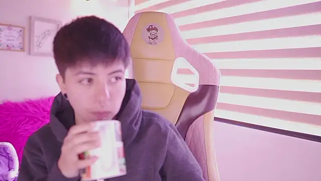 Snapshot of tommy_blue chatting on 03-05-26, 02:02 tommy blue online show from 03-05-26, 02:02