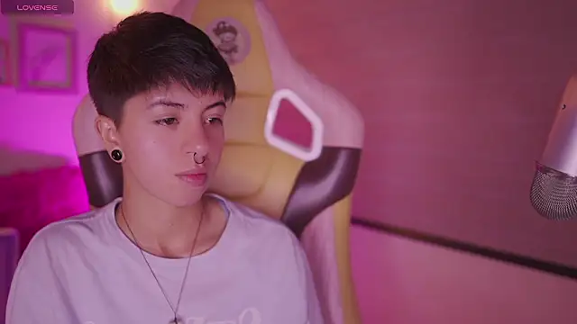 Snapshot of tommy_blue chatting on 03-07-26, 01:35 tommy blue online show from 03-07-26, 01:35