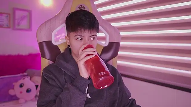 Snapshot of tommy_blue chatting on 03-11-26, 12:55 tommy blue online show from 03-11-26, 12:55