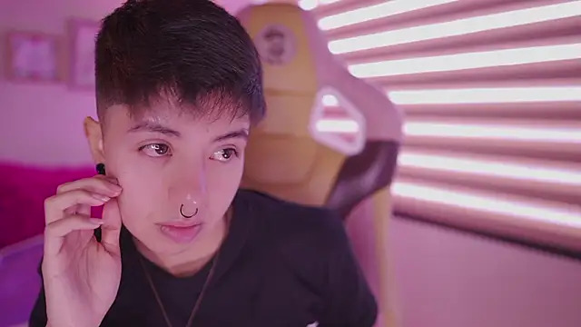 Snapshot of tommy_blue chatting on 03-12-26, 12:55 tommy blue online show from 03-12-26, 12:55