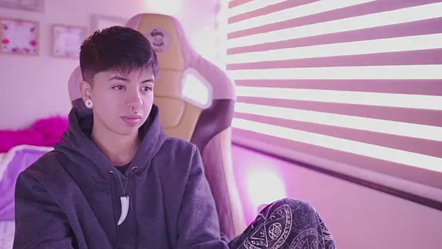 Snapshot of tommy_blue chatting on 03-16-26, 01:04 tommy blue online show from 03-16-26, 01:04