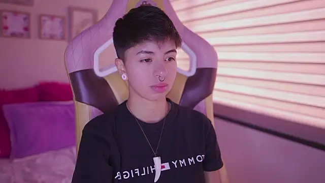 Snapshot of tommy_blue chatting on 03-20-26, 01:49 tommy blue online show from 03-20-26, 01:49