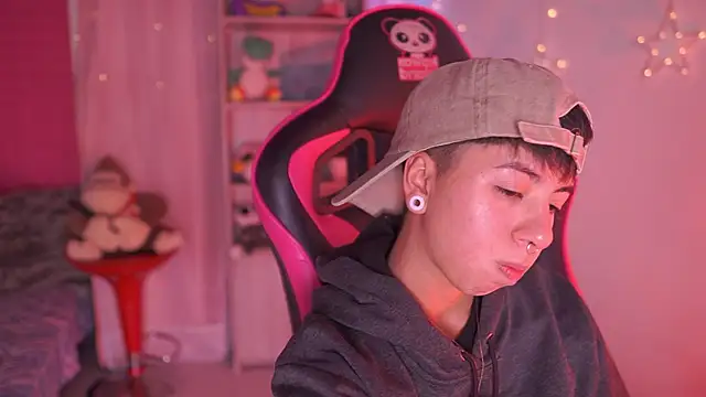 Snapshot of tommy_blue chatting on 03-21-26, 01:54 tommy blue online show from 03-21-26, 01:54