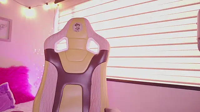 Snapshot of tommy_blue chatting on 03-25-26, 12:22 tommy blue online show from 03-25-26, 12:22