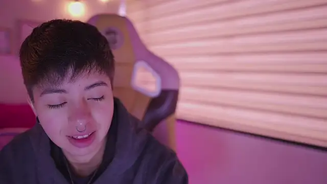 Snapshot of tommy_blue chatting on 03-27-26, 01:22 tommy blue online show from 03-27-26, 01:22