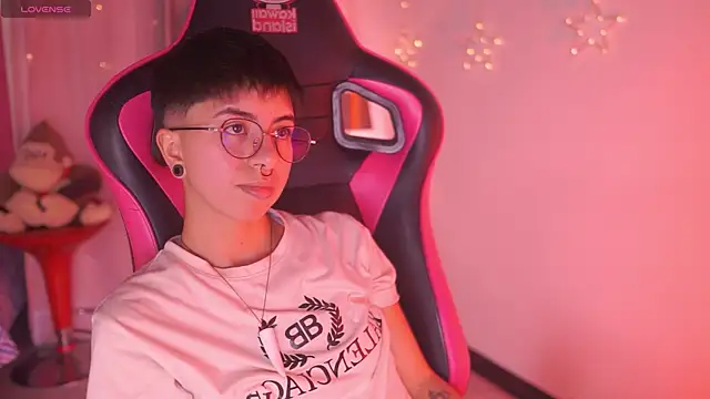 Snapshot of tommy_blue chatting on 03-31-26, 12:34 tommy blue online show from 03-31-26, 12:34