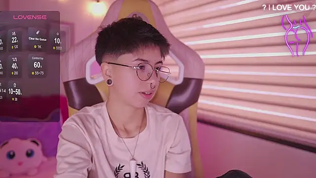 Snapshot of tommy_blue chatting on 03-31-26, 01:11 tommy blue online show from 03-31-26, 01:11