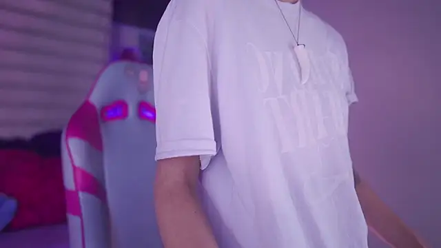 Snapshot of tommy_blue chatting on 04-01-26, 01:17 tommy blue online show from 04-01-26, 01:17