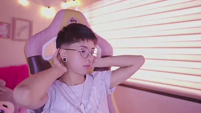 Snapshot of tommy_blue chatting on 04-01-26, 01:41 tommy blue online show from 04-01-26, 01:41