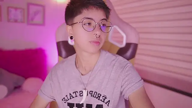 Snapshot of tommy_blue chatting on 04-06-26, 12:39 tommy blue online show from 04-06-26, 12:39