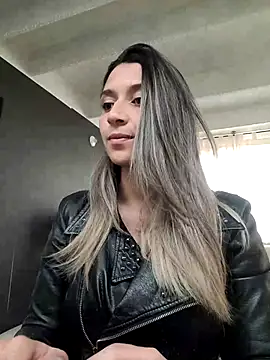 Isabella Varella online show from 03-17-25, 01:39