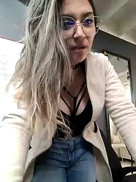 Isabella Varella online show from 03-21-25, 01:45