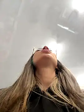 Isabella Varella online show from 10-18-25, 01:08