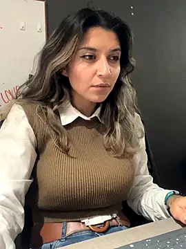 Isabella Varella online show from 11-24-25, 05:12