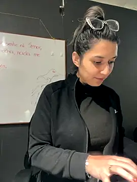 Isabella Varella online show from 12-04-25, 12:14