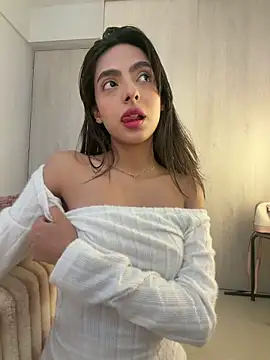 Snapshot of ZaraLuuv chatting on 03-21-26, 06:11 ZaraLuuv online show from 03-21-26, 06:11