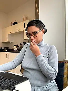 Melia Rayne online show from 11-19-25, 12:05