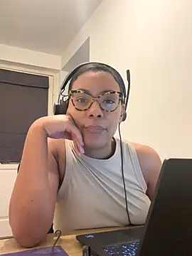 Melia Rayne online show from 11-28-25, 10:07