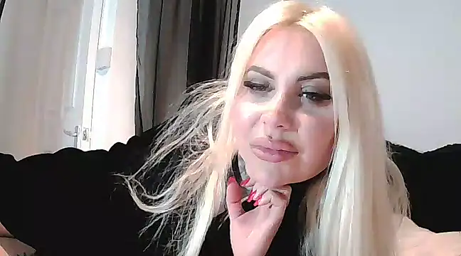 Snapshot of Chloe-Savage chatting on 03-18-25, 12:05 Chloe-Savage online show from 03-18-25, 12:05