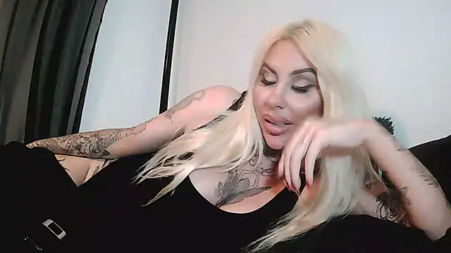 Snapshot of Chloe-Savage chatting on 03-19-25, 12:04 Chloe-Savage online show from 03-19-25, 12:04