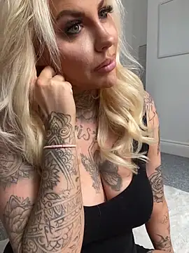 Snapshot of Chloe-Savage chatting on 09-26-25, 01:04 Chloe-Savage online show from 09-26-25, 01:04