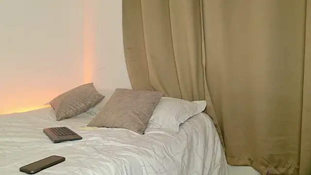 isahilton1 online show from 03-16-25, 12:01