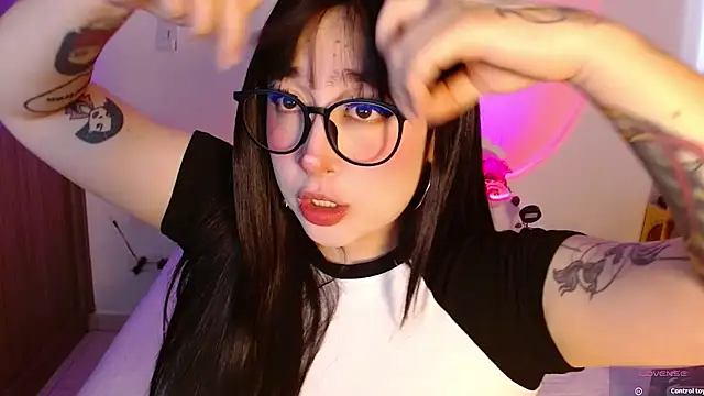 Snapshot of Oliviargf chatting on 03-27-26, 01:11 Oliviargf online show from 03-27-26, 01:11