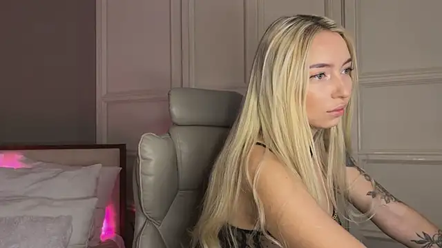 Snapshot of OhMyEmma chatting on 03-12-25, 01:03 OhMyEmma online show from 03-12-25, 01:03