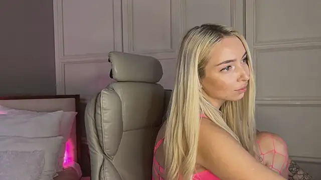 Snapshot of OhMyEmma chatting on 03-12-25, 04:08 OhMyEmma online show from 03-12-25, 04:08