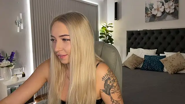 Snapshot of OhMyEmma chatting on 09-23-25, 02:03 OhMyEmma online show from 09-23-25, 02:03