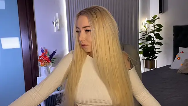 Snapshot of OhMyEmma chatting on 10-15-25, 01:28 OhMyEmma online show from 10-15-25, 01:28