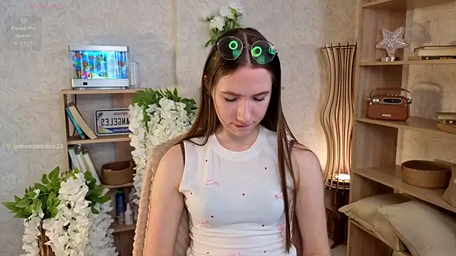 Kira mindnes online show from 09-18-25, 06:15