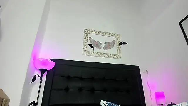 Lola Blondie online show from 10-25-25, 12:23