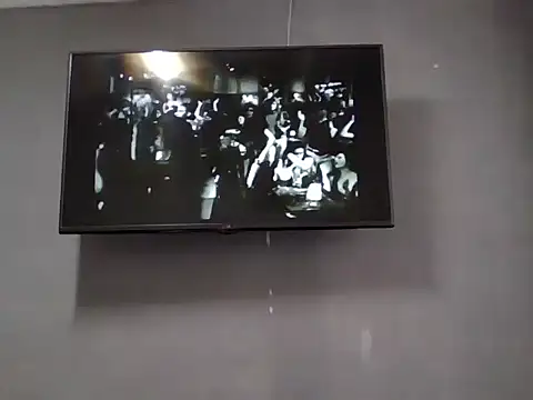 Snapshot of DaphneRosses chatting on 10-21-25, 02:40 DaphneRosses online show from 10-21-25, 02:40