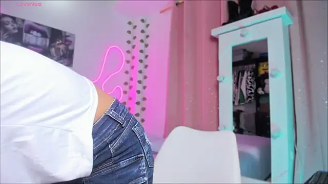 Snapshot of Vickysth chatting on 10-19-25, 09:15 Vickysth online show from 10-19-25, 09:15