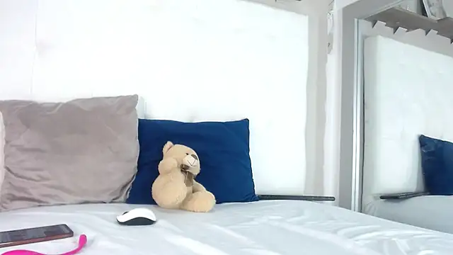 willow smitt online show from 10-28-25, 01:47