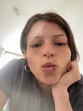 Snapshot of val_zx chatting on 04-18-26, 01:26 val zx online show from 04-18-26, 01:26