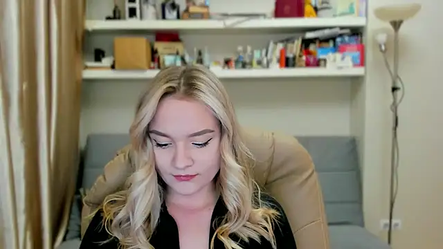 Snapshot of Kara_Smith_ chatting on 10-04-25, 10:41 Kara Smith online show from 10-04-25, 10:41