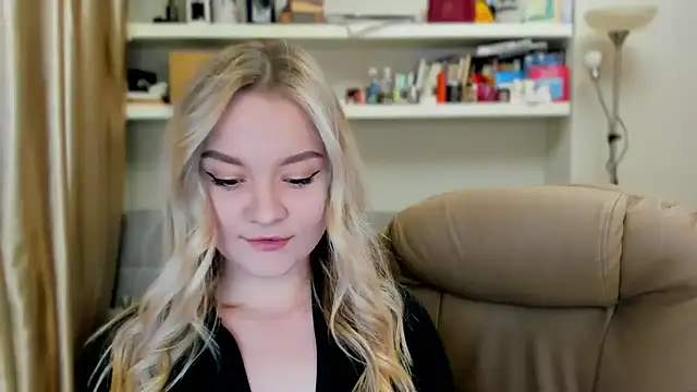 Snapshot of Kara_Smith_ chatting on 10-11-25, 09:24 Kara Smith online show from 10-11-25, 09:24