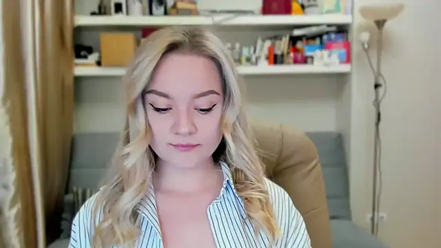 Snapshot of Kara_Smith_ chatting on 10-12-25, 10:42 Kara Smith online show from 10-12-25, 10:42