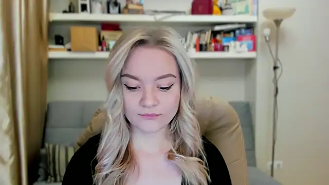 Snapshot of Kara_Smith_ chatting on 10-18-25, 10:10 Kara Smith online show from 10-18-25, 10:10