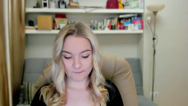 Snapshot of Kara_Smith_ chatting on 10-22-25, 10:42 Kara Smith online show from 10-22-25, 10:42