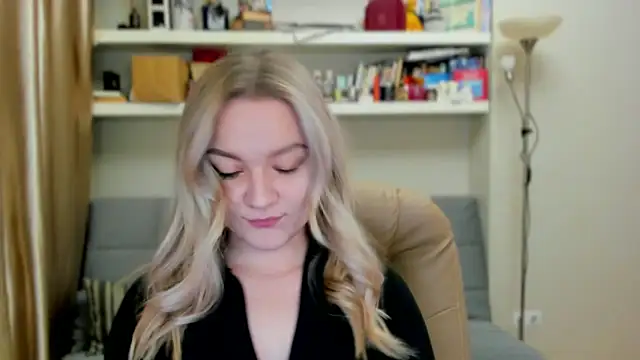 Snapshot of Kara_Smith_ chatting on 11-03-25, 12:13 Kara Smith online show from 11-03-25, 12:13