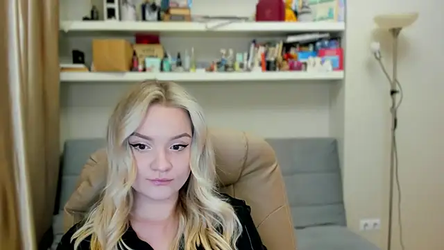 Snapshot of Kara_Smith_ chatting on 12-04-25, 11:02 Kara Smith online show from 12-04-25, 11:02